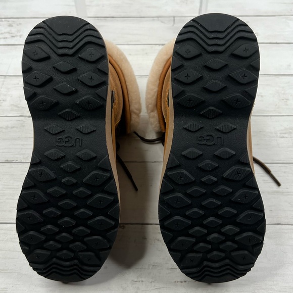 UGG Women’s Adirondack III Winter Sheepskin Boots Size 9 - Picture 8 of 12